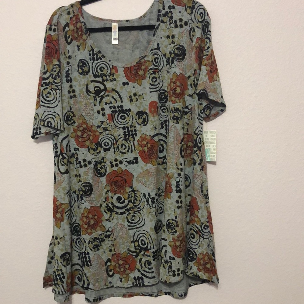 ❌ SOLD ❌ NWT LuLaRoe Perfect T with Red Roses, Black & Kaki accents on Grey